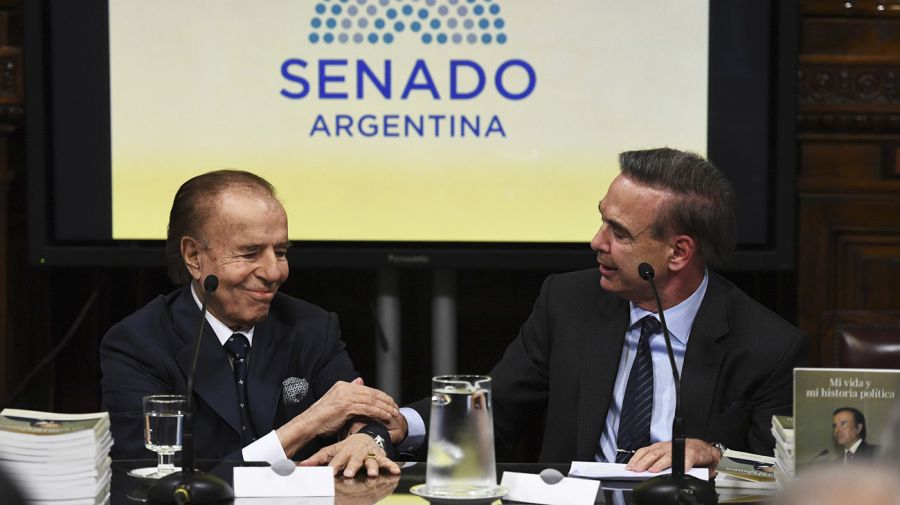 Carlos Saúl Menem y Miguel Ángel Pichetto en el Salón Arturo Illia del Senado.