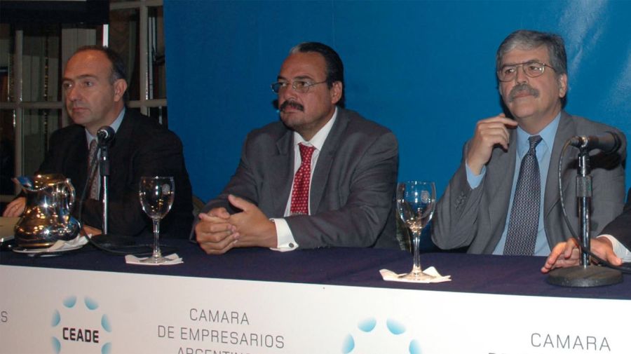 De izquierda a derecha: Ivanissevich junto a Daniel Cameron (exsecretario de Energía) y Julio De Vido, en un encuentro de la CEADE, en 2006. Foto: Noticias Argentinas (archivo)