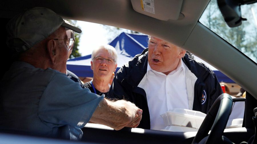  Donald Trump repartiendo alimentos a las victimas del huracán Florence.