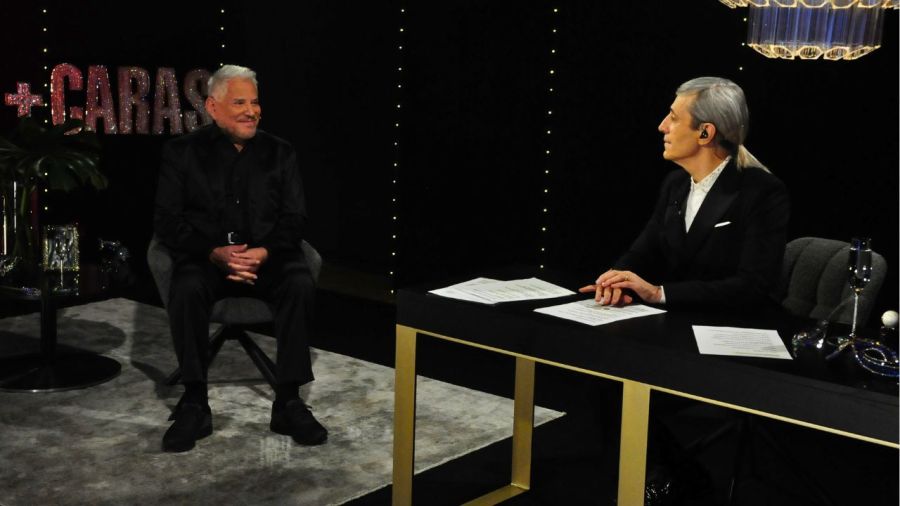 Arnaldo André junto a Héctor Maugeri en el living de +Caras