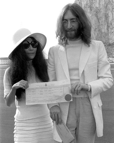 Foto del casamiento de John Lennon y Yoko Ono.