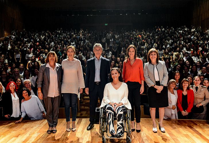 Macri, en el primer gabinete ampliado de mujeres.