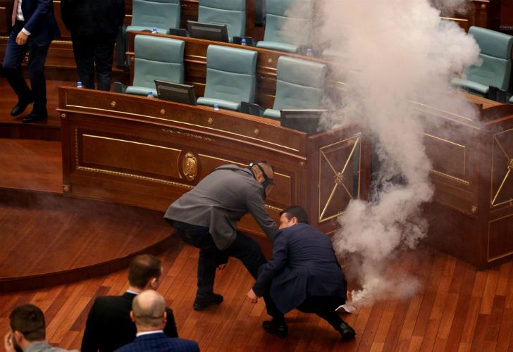 Tiraron gas lacrimógeno en el Parlamento de Kosovo.