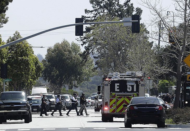 La Policía de San Bruno y el SWAT trabajan en la escena. Foto: AP.