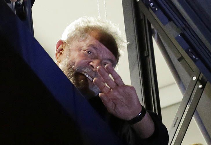 Lula saluda desde la ventana. Foto: AP.