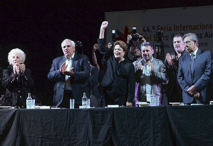 Dilma Rouseff junto Estela de Carlotto, Ernesto Samper, Victor Santamaria y Cuauhtemoc Cardenas durante la 44ª Feria del Libro de Buenos Aires.