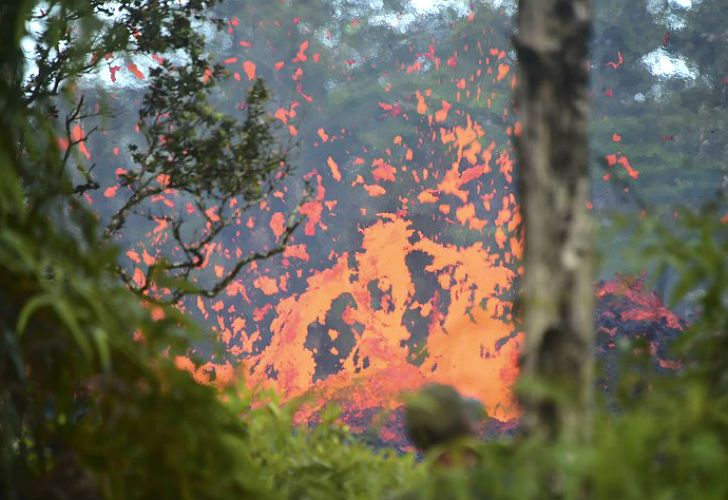 Una explosión de lava en una ladera hawaiana.