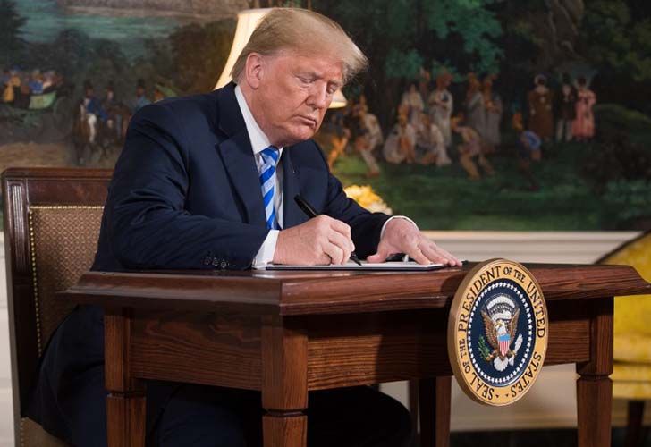 Donald Trump firma la retirada de EE.UU. en el acuerdo nuclear con Irán.