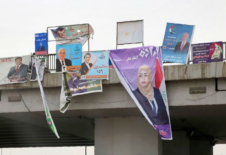 Carteles de campaña para las legislativas en Irak.