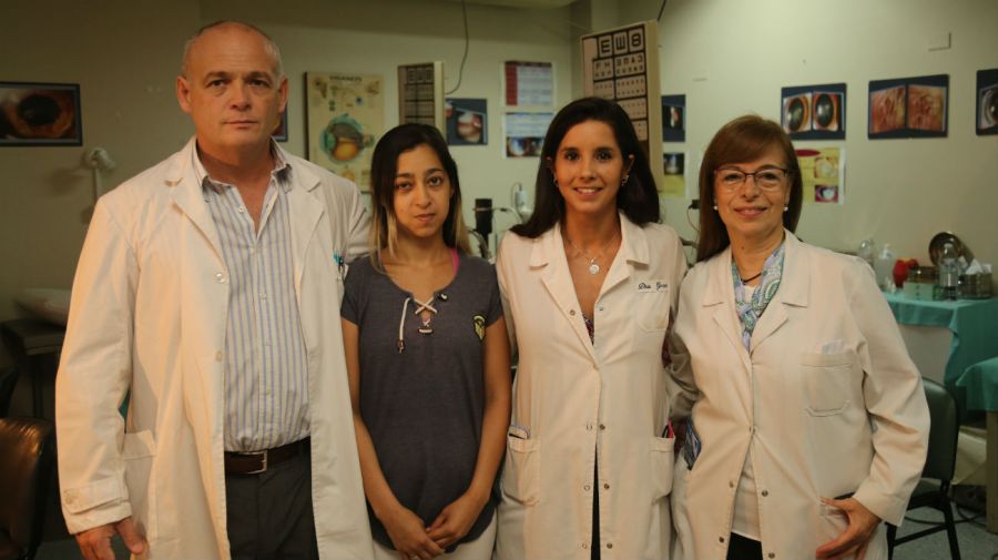La paciente Jésica Galeano con los médicos Pedro Piantoni, Nora Bruno y Dominique Garrone.