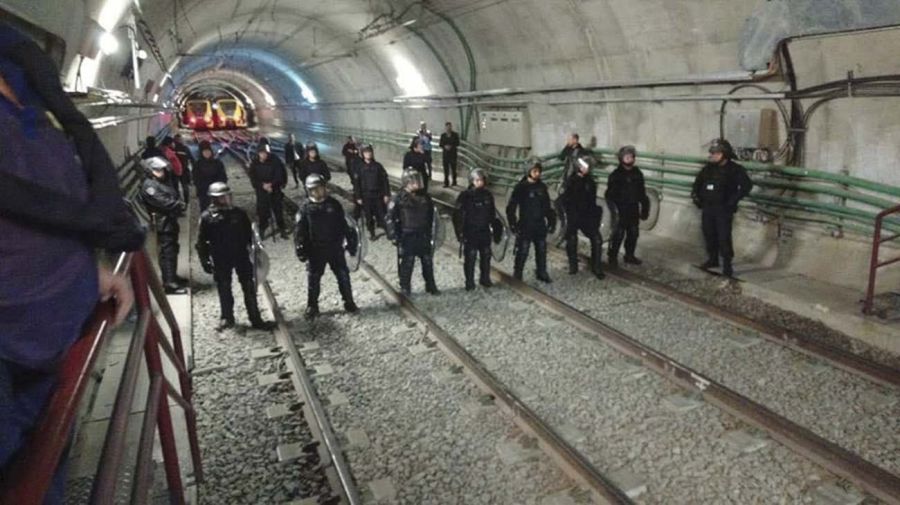 Efectivos de la Policia de la Ciudad impiden en la estacion Las Heras de la linea H de subterraneos la realizacion de medidas de fuerza por parte de los Metrodelegados.