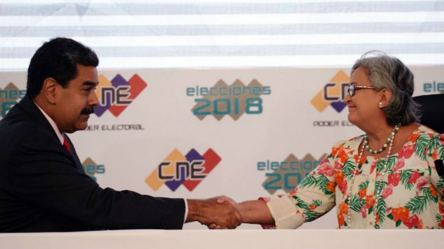 Maduro, con la titular del Consejo Electoral, Tibisay Lucena.