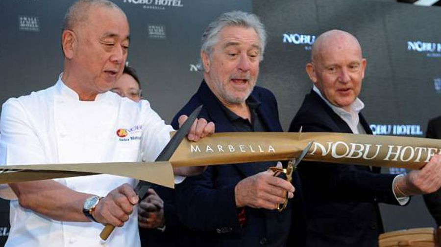 De Niro, en la inauguración con el chef Nobu y Trevor Horwell.