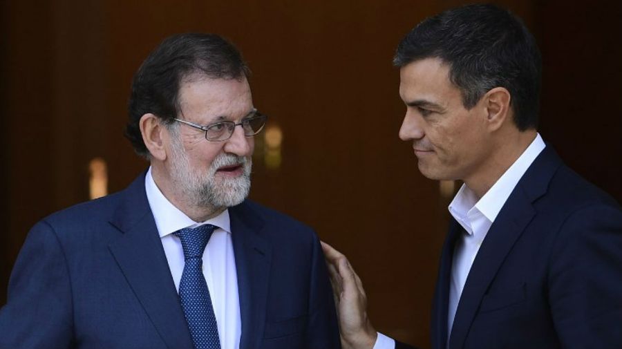 Rajoy y Pedro Sánchez, líder del PSOE, en un encuentro el año pasado.