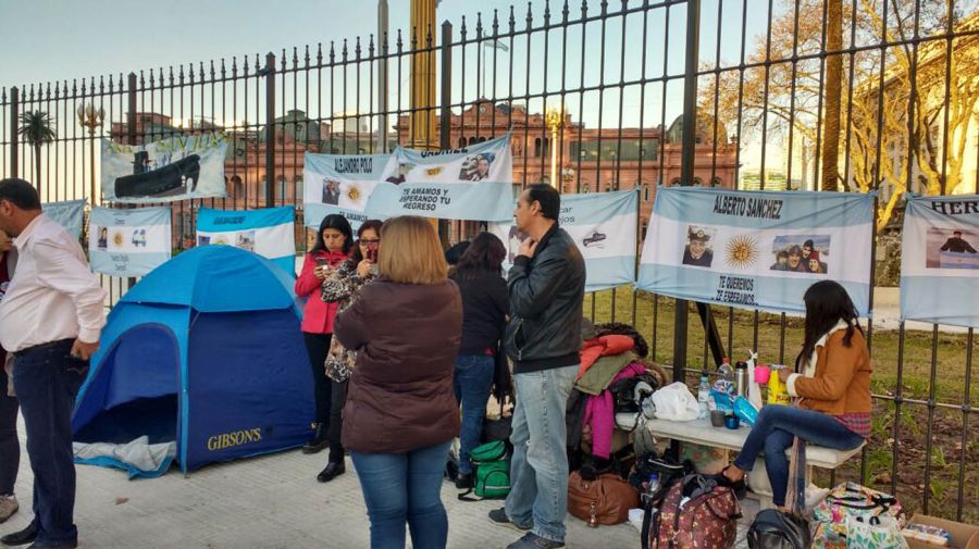 Familiares de los tripulantes del ARA San Juan siguen reclamando frente a Casa Rosada.