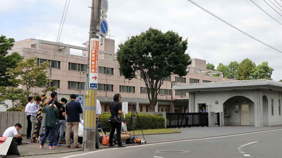 La prensa japonesa monta guardia frente al Centro de Detención Sendai, donde se cumplieron las ejecuciones.