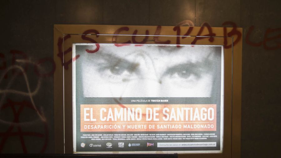 Destrozos en la avant premiere del documental de Santiago Maldonado