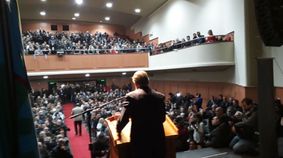 El jefe del Bloque Justicialista del Senado eligió para lanzarse el Teatro Metro de La Plata.