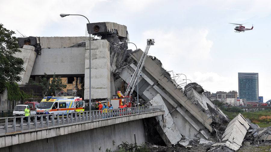 Varias personas se encuentran atrapadas bajo los escombros del llamado puente Morandi