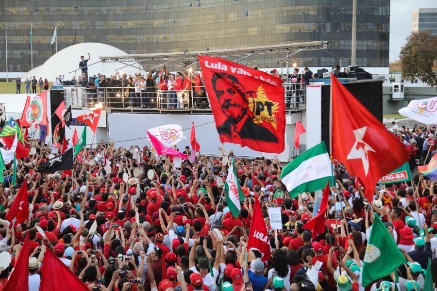 Thousands March in Brasilia as Lula Files Election Paperwork