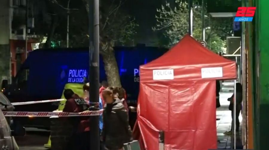 La policía científica realizó las pericias en San Luis, entre Agüero y Anchorena, en Once.