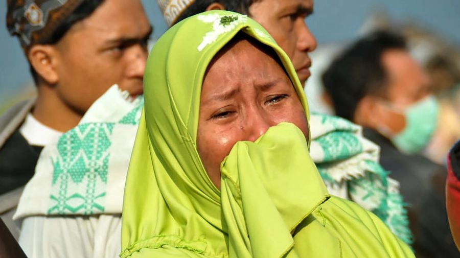Una mujer llora desconsoladamente ante la tragedia en Célebes.
