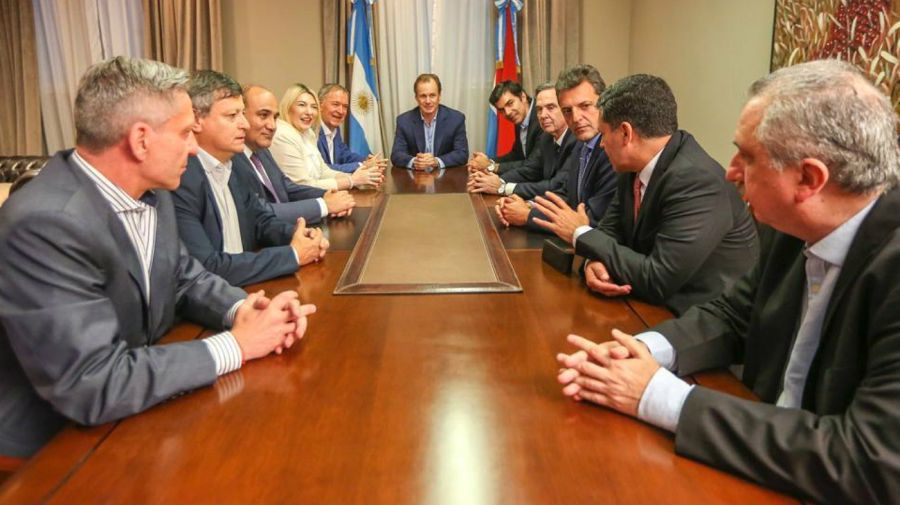 La mesa de trabajo de Alternativa Federal, en la reunión de la Casa de Entre Ríos.
