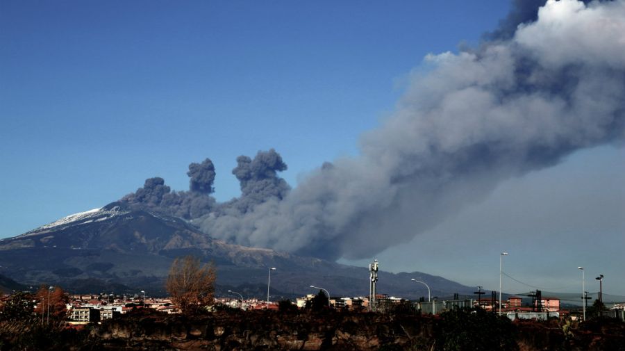 La erupción del volcán Etna en Sicilia provoca sismos y columnas de cenizas