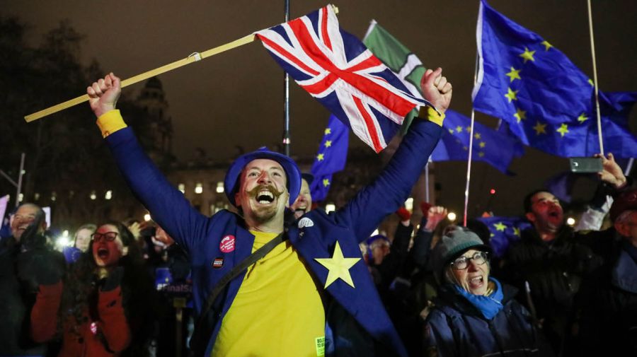 Hubo movilizaciones a favor y en contra del brexit en las afueras del parlamento. Foto: Bloomberg.