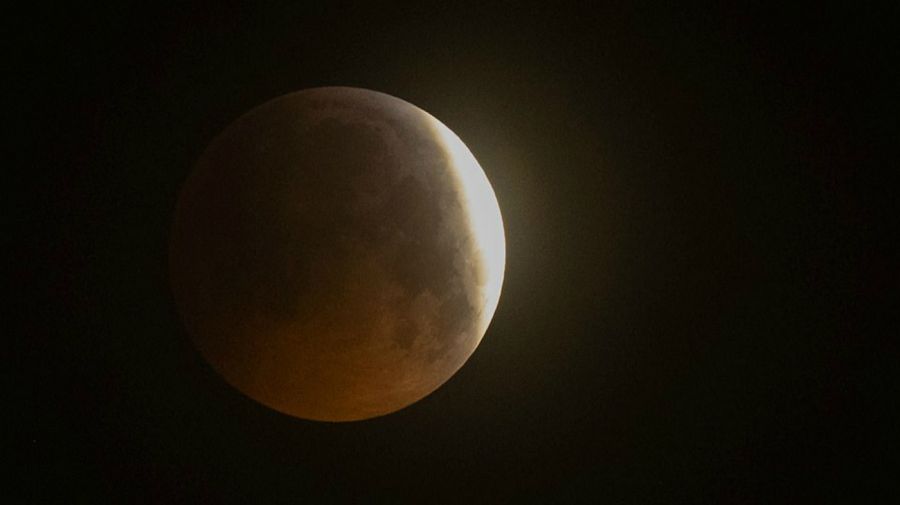 luna de sangre iluminó al mundo en un eclipse total