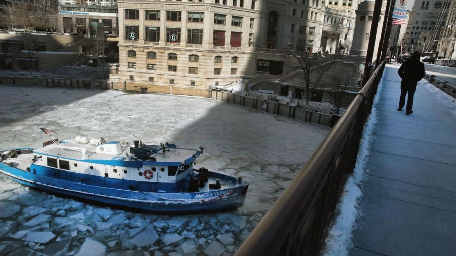 Un barco atrapado en el hielo en el río Chicago.