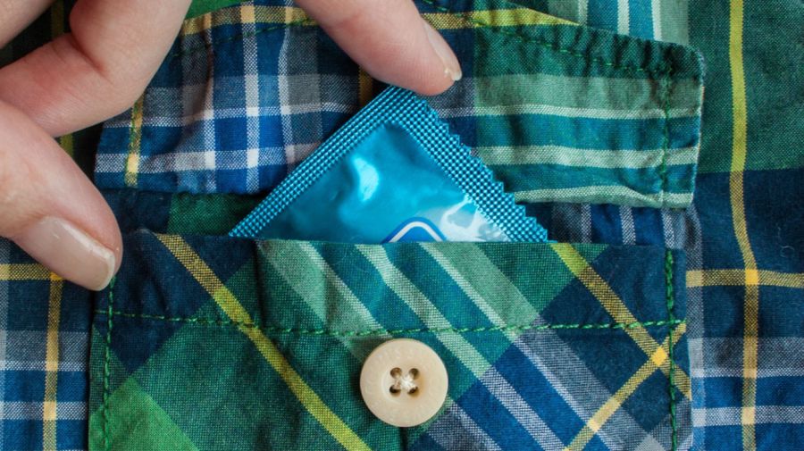 El preservativo debe guardarse en un lugar fresco y seco para que no se dañe.