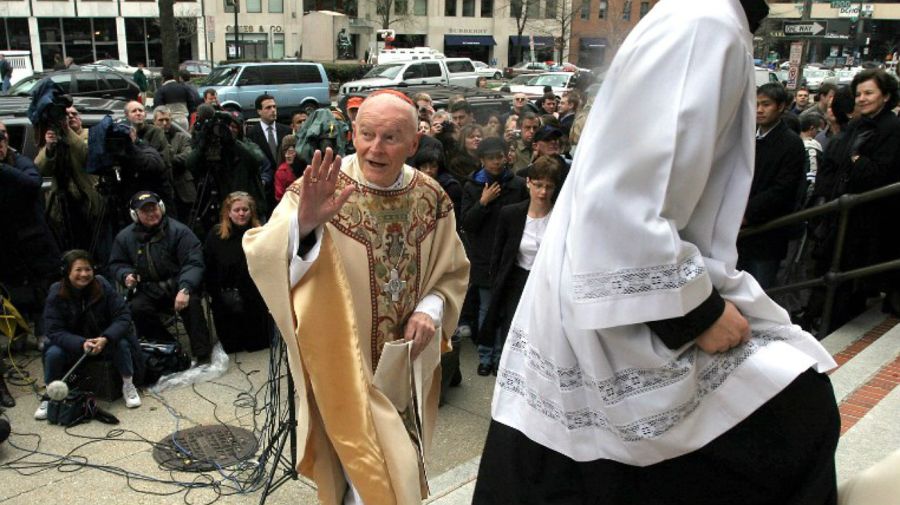 El cardenal McCarrick en 2005, entrando a la catedral Saint Matthew the Apostle, en Washington.