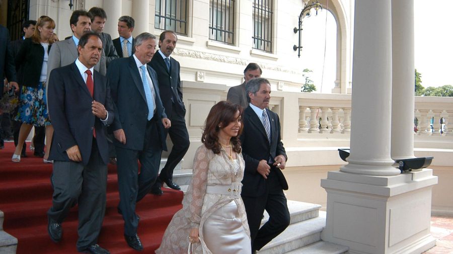 7 de diciembre de 2007. Días antes de asumir su primer mandato Cristina Kirchner, se mostró junto al entonces gobernador Felipe Solá durante la asunción de Sergio Massa como intendente de Tigre. 