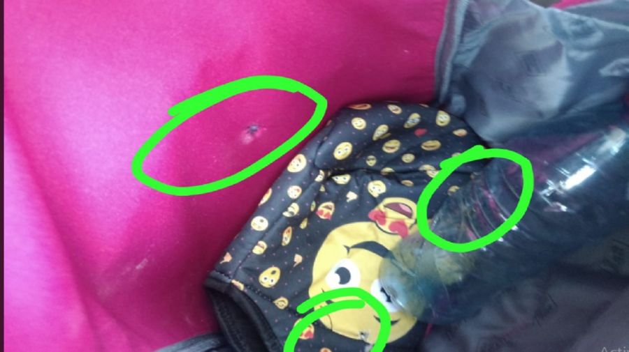 Uno de los proyectiles perforó la mochila y la cartuchera de una nena.