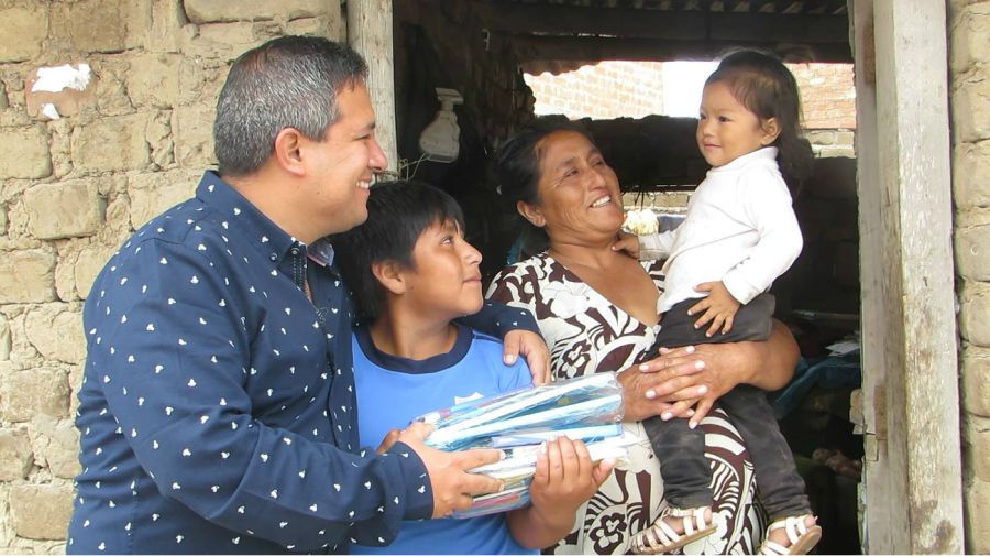 El alcalde de la localidad peruana de Moche, Arturo Fernández Bazán, junto a la Víctor y su familia.