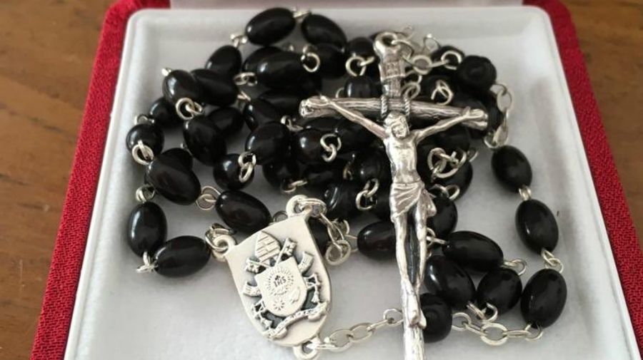 El rosario enviado por el Papa le envió a Boudou.