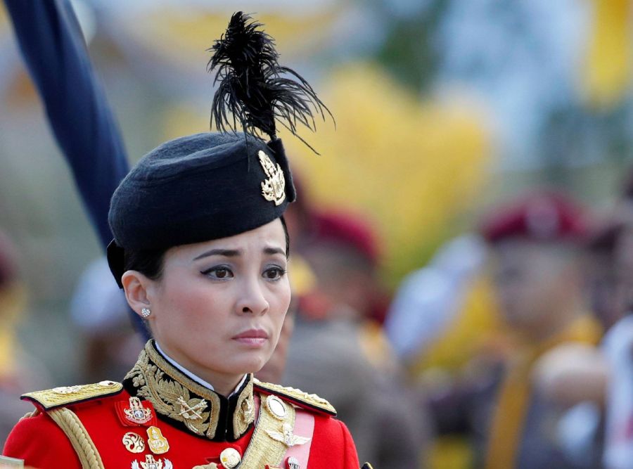 El rey de Tailandia se casa con una general antes de su coronación