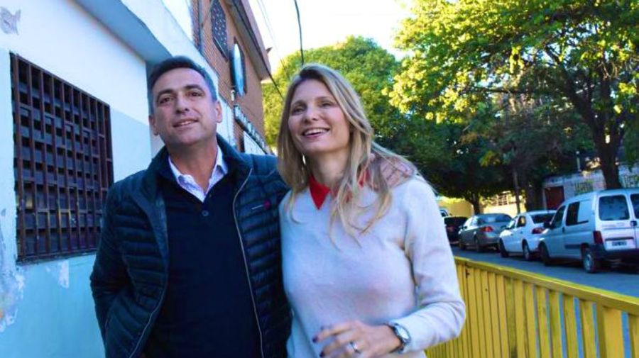 Ramón Mestre llega al lugar de votación con su esposa, Melina.