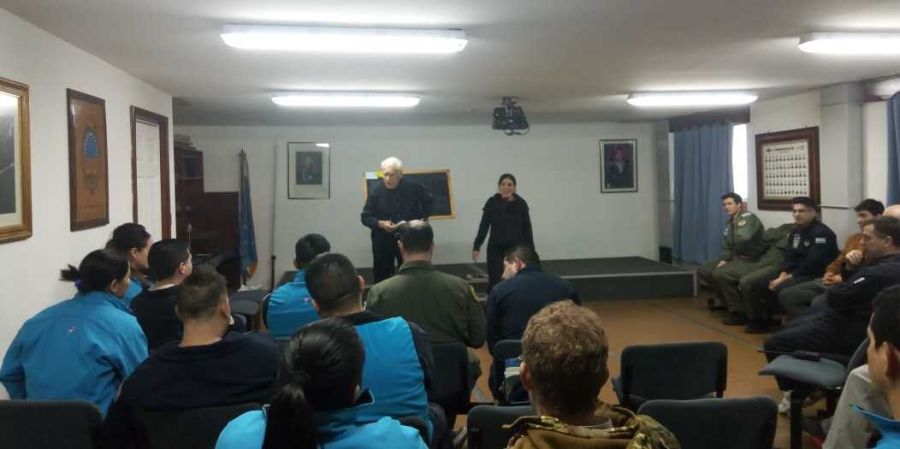 Alberto Cormillot dando una charla junto a la Licenciada en Psicología Lucía González en la Base Marambio.