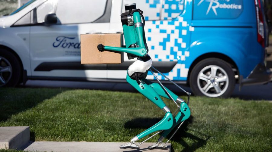 Uno de los modelos de robots sin cabeza que desarrolla Ford, en una foto promocional de la automotriz.
