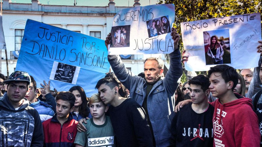 Vecinos de San Miguel del Monte marcharon para pedir justicia por la muerte de los cuatro jóvenes. 