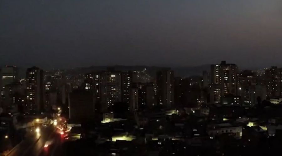 La ciudad de Buenos Aires durante el corte de luz que se registró en toda la Argentina.