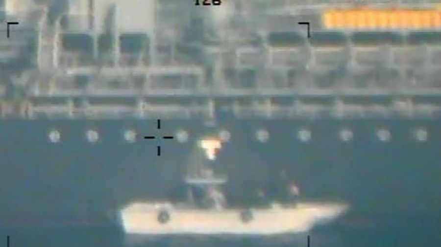 Esta imagen difundida por el Departamento de Defensa de EE. UU. se presenta como una nueva evidencia que incrimina a Irán en los ataques en el Golfo de Omán del 13 de junio.