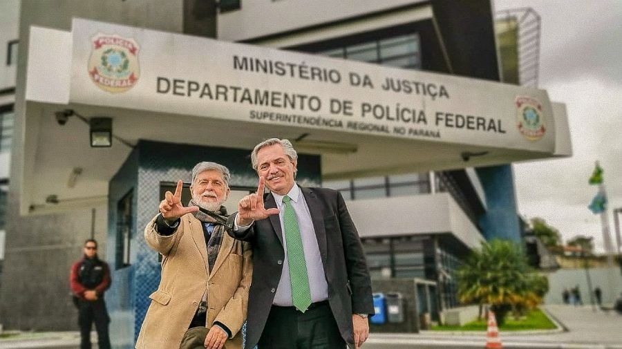 Alberto Fernández visitó al ex mandatario brasileño Lula da Silva. En la foto, junto a Celso Amorim.