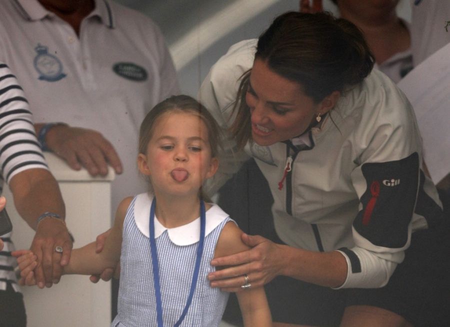Kate Middleton junto a su hija en la regata