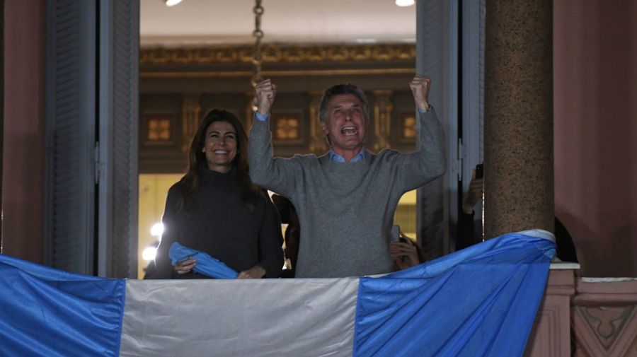 Emoción y arenga por parte de Mauricio Macri, desde el balcón de la Casa Rosada.