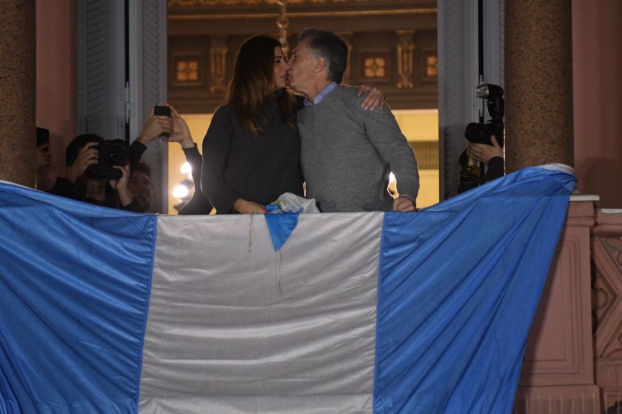 Juliana Awada, protagonista junto a Mauricio Macri en el balcón de la Casa Rosada
