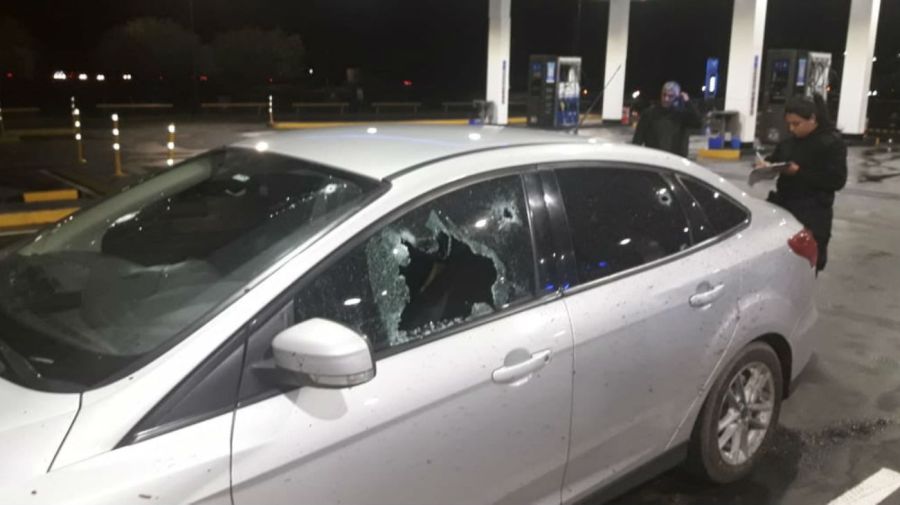 El hombre viajaba en el móvil policial no identificable Ford Focus de color gris cuando fue atacado.
