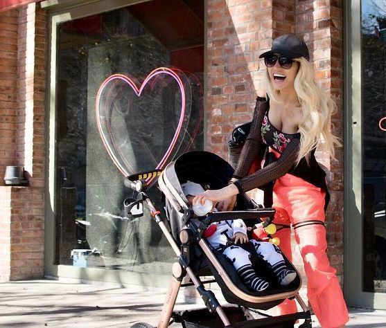 Vicky Xipolitakis se animó y dio su primer paseo por Buenos Aires con su hijo